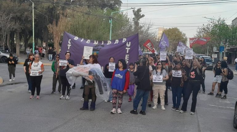 La marcha en Cipolletti se concentró en la plaza San Martín.