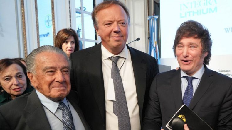 Eduardo Eurnekian junto a Javier Milei.