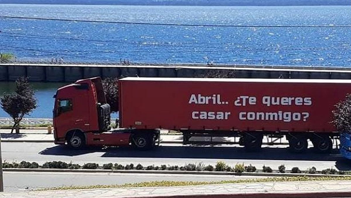 Usó un camión para pedirle casamiento en el Centro Cívico