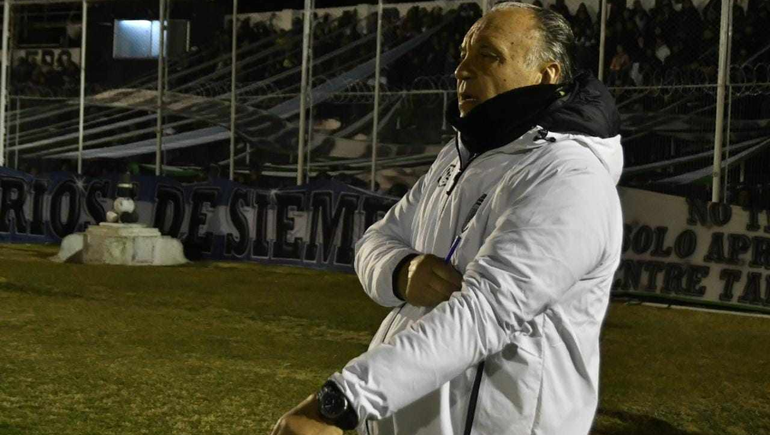 Darío Bonjour es el entrenador de Cipolletti. 