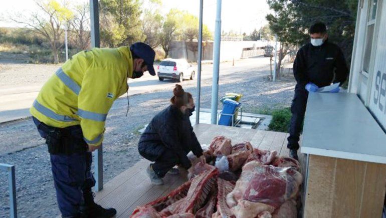 Lo pararon en un control y se dio a la fuga: llevaba más de 400 kilos de carne ilegal