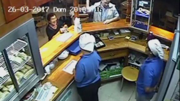 Un hombre agredió a una empleada de la Terminal y fue escrachado por las cámaras