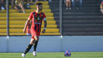 Valentín Perales con la camiseta suplente de Madryn y la cinta de capitán