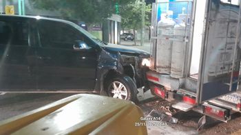 La Amarok impactó a centímetros de los tubos de gas del carro de panchos que se estaciona en Roca y Sarmiento. 