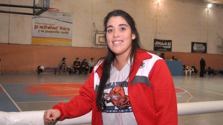 Janet Martínez se capacita en la cuna del básquet.