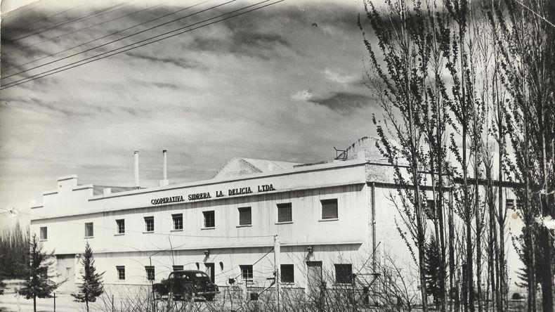 Cooperativa Sidrera La Delicia Ltda, el coche es un Ford modelo 1938 o 1940, sin datos del año - Archivo Municipalidad Cipolletti (Gentileza Fundacion Cabus Trenes)