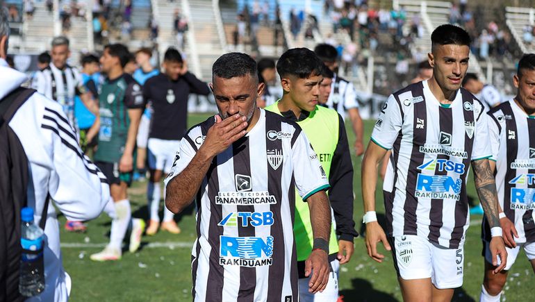 Cipo se quedó con uno menos y perdió, pero dejó la serie abierta ante Kimberley