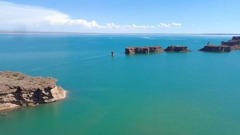 la presencia de una capa espesa verde en las aguas de El Chocón, podría implicar toxinas.