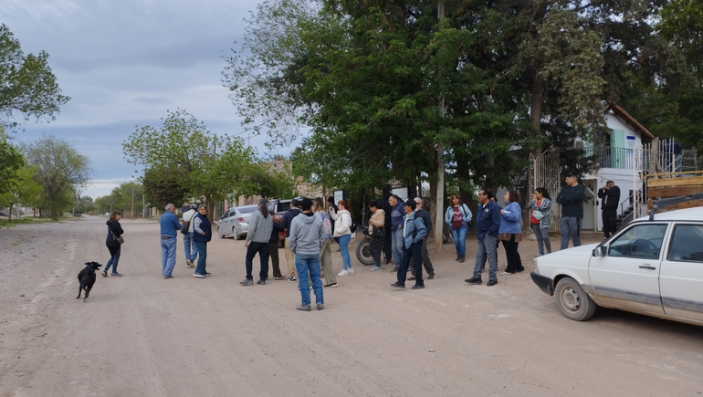 Cerca de 20 vecinos acompañaron al Secretario de Gobierno en la recorrida por las bombas de agua que buscarán mejorar con nuevos sistemas eléctricos. Cerca de 20 vecinos acompañaron al Secretario de Gobierno en la recorrida por las bombas de agua que buscarán mejorar con nuevos sistemas eléctricos.
