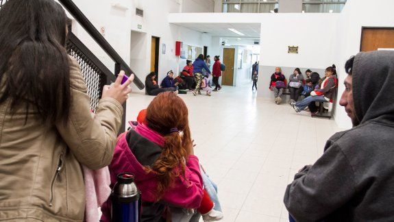 Las familias de los niños abusados siguen con atención el desarrollo del juicio oral y esperan, en algunos casos, sentados en los pasillos tribunalicios.