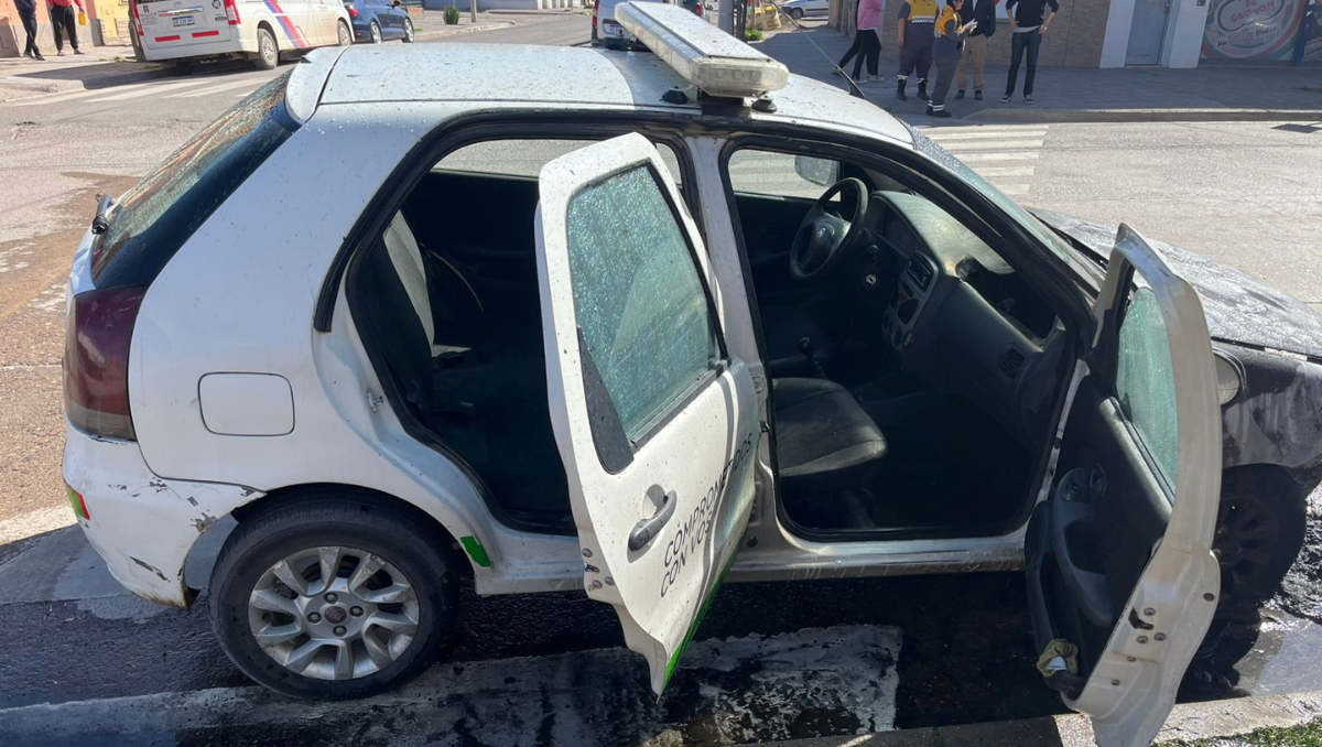 Un móvil de Tránsito Municipal se incendió este miércoles en plena calle.