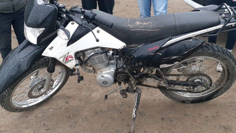 Pareja paseaba en una moto robada y con una mochila llena de droga