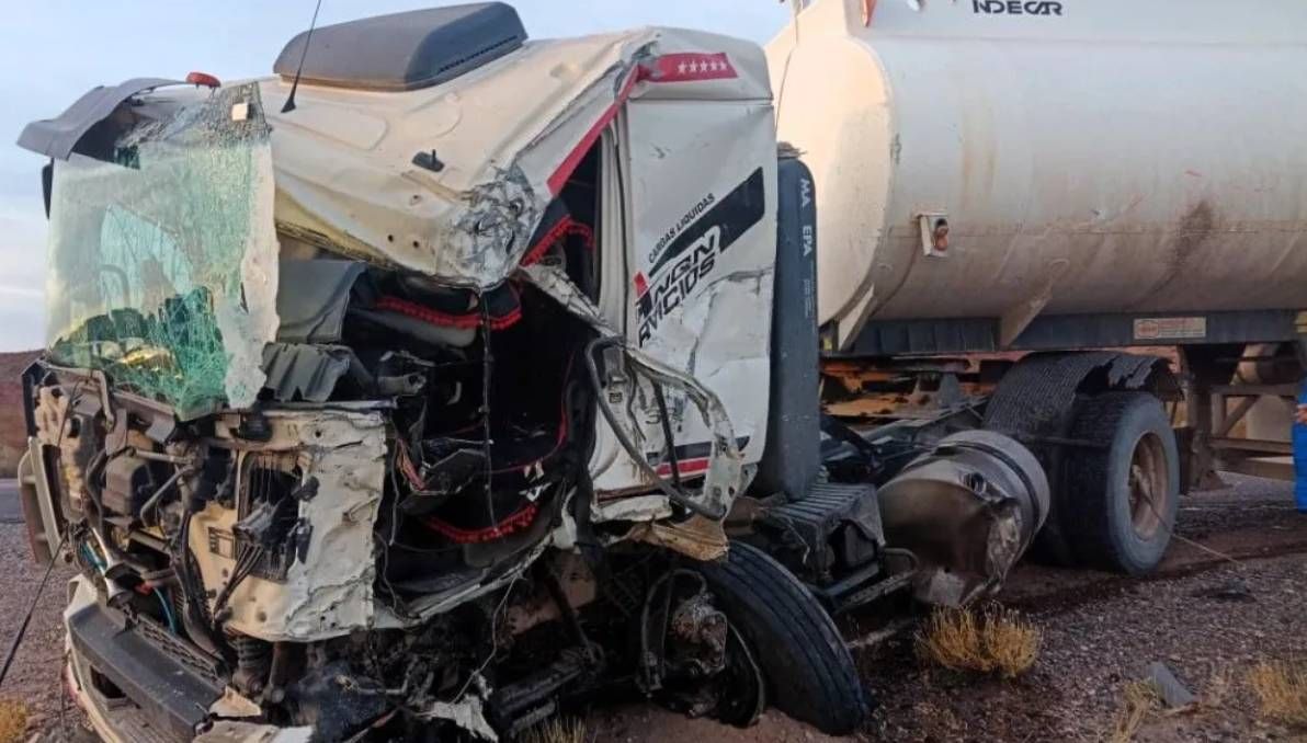 Así de destruido quedó uno de los camiones que participó del choque.
