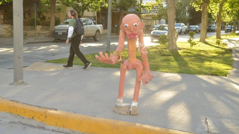 Así lucía el curioso Muñeco hasta ayer sobre la Alem. ¿Qué le pasó este sábado..?