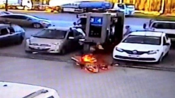 Terminó de cargar nafta y se le prendió fuego la moto 