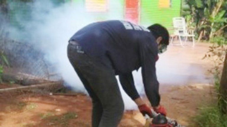 En el país hay mil casos confirmados y en el norte se fumigan casas.
