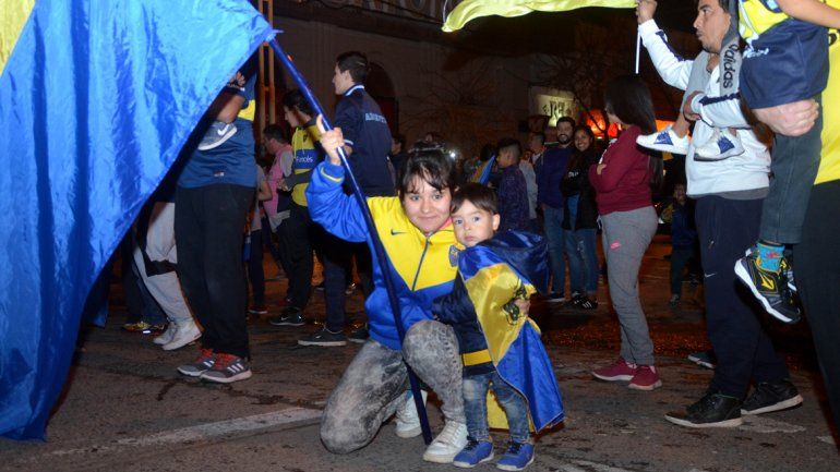 Los hinchas de Boca coparon la calle a puro festejo
