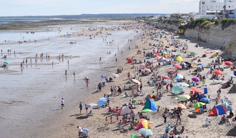 Una multitud en la playa disfrutó de la calurosa jornada.&nbsp;