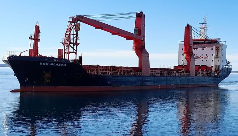 Llegó el primer barco con arena para Vaca Muerta