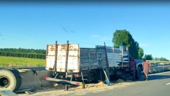 Ruta 22: su camión tuvo un desperfecto mecánico y perdió el cargamento