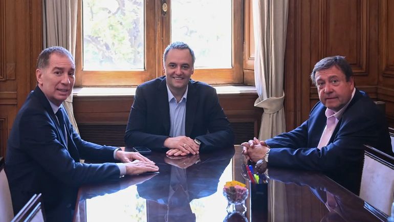 Weretilneck viajó a Buenos Aires para reunirse con Santilli y Adorni.