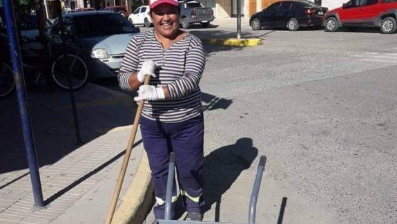 Su madre murió por COVID y ella la reemplazó en el trabajo