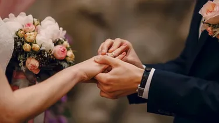 Nada es como ir juntos al altar... Una pareja se casó este martes 13 en Bariloche.