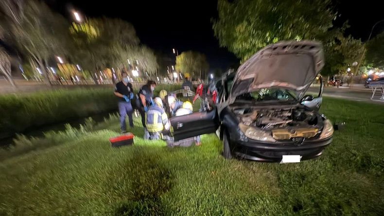 El auto impactó contra una columna y dos jóvenes debieron ser auxiliados y hospitalizados.&nbsp;