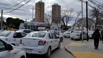 Los taxistas del Alto Valle protestan contra Uber. Las respeustas de los municipios son diferentes.