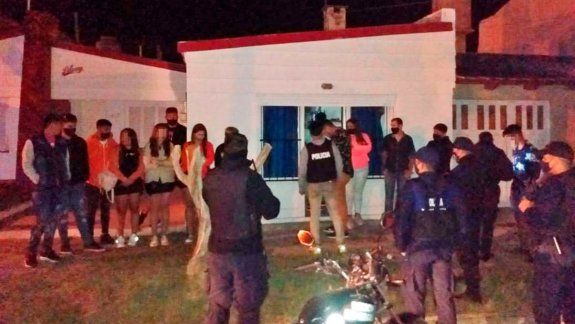 El momento en que la policía irrumpió en la casa donde se desarrollaba la fiesta.&nbsp;