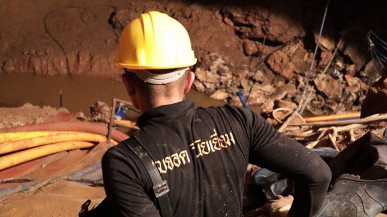 Ya rescataron a cuatro de los trece nenes atrapados en la cueva