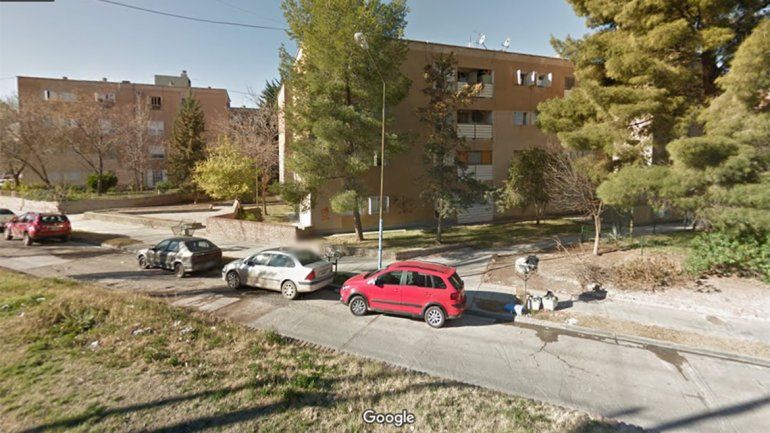 Dio a luz en la escalera del edificio en Neuquén con ayuda de dos policías