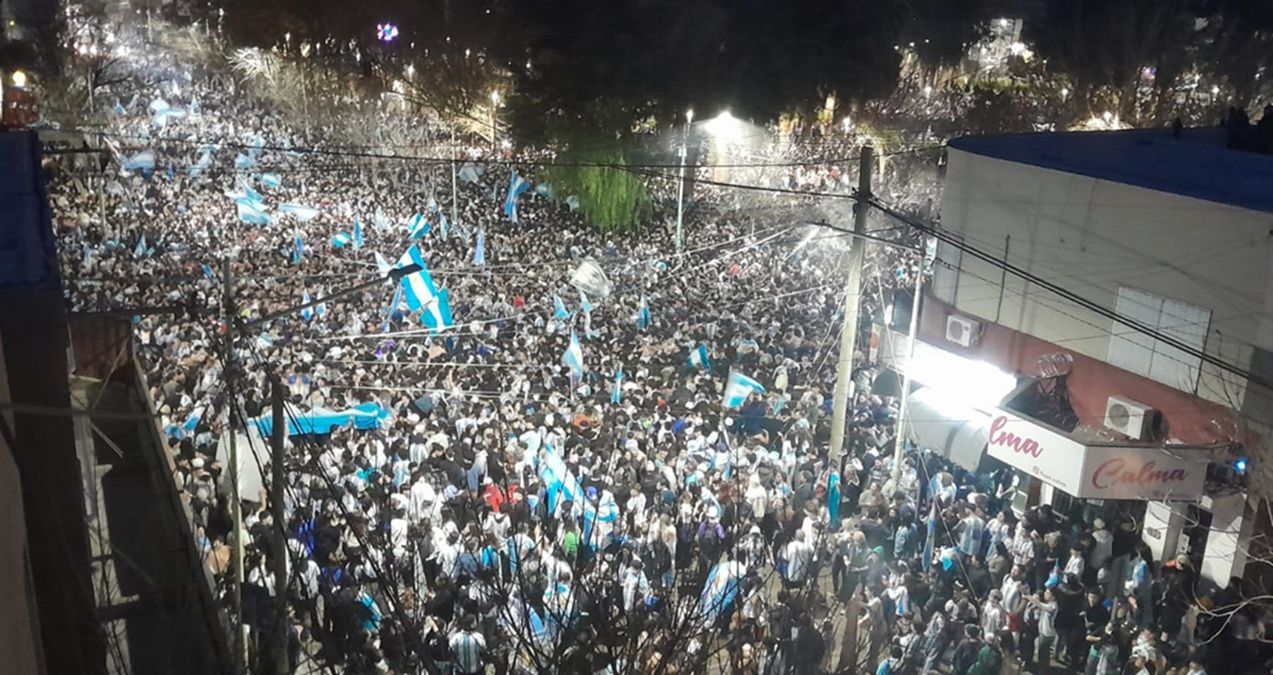 Cientos de cipoleños coparon el centro para festejar el triunfo histórico de la Selección Argentina. Fotos: Antonio Spagnuolo.