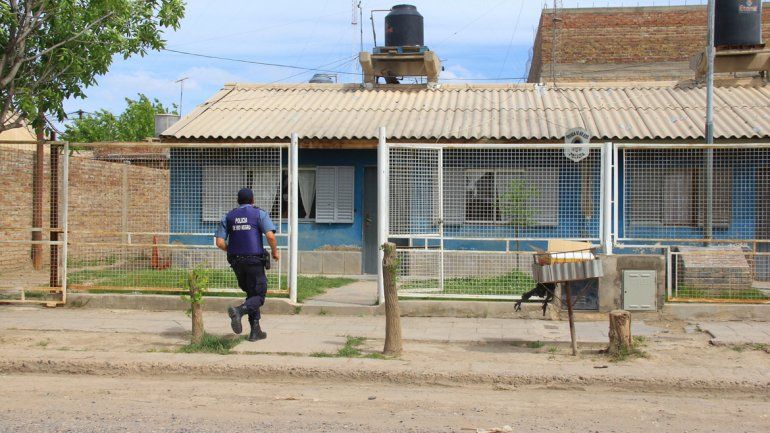 Se atrincheró tras amenazar con un arma a su mujer