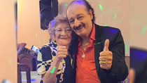 Dos grandes. La abuela María y Alcides, durante el show que el artista brindó en una chacra de Fernández Oro.