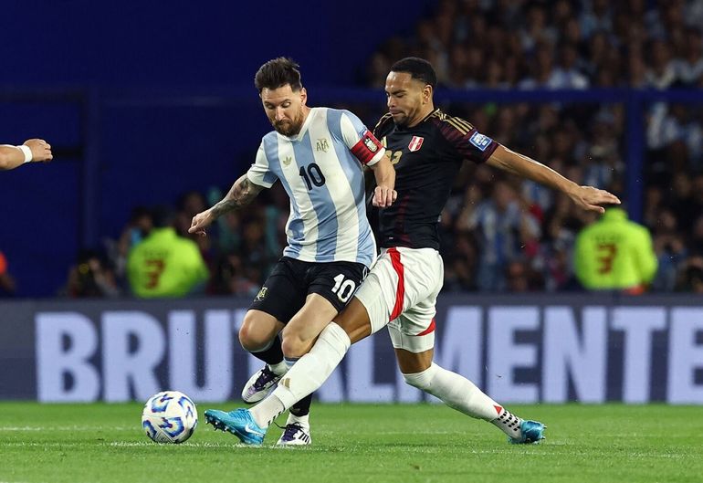 Argentina sacudió la noche con un golazo de Lautaro Martínez y le ganó a Perú