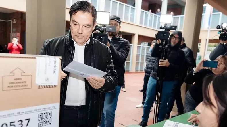 El dirigente Carlos Rovira emitiendo su voto.