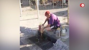 escrachan a carrito que tiraba aceite quemado a la cloaca que va directo al rio escrachan a carrito que tiraba aceite quemado a la cloaca que va directo al rio