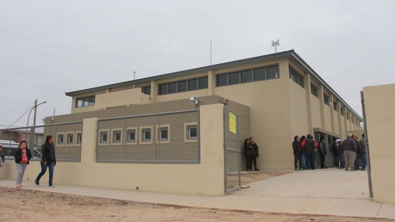 Los alumnos del CEM 147 se quejan por la falta de personal de servicio.