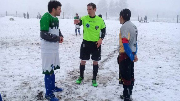 Jugaron al fútbol en plena tormenta de nieve en El Bolsón