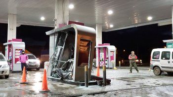 se quedo sin frenos, choco con un surtidor y provoco un incendio 