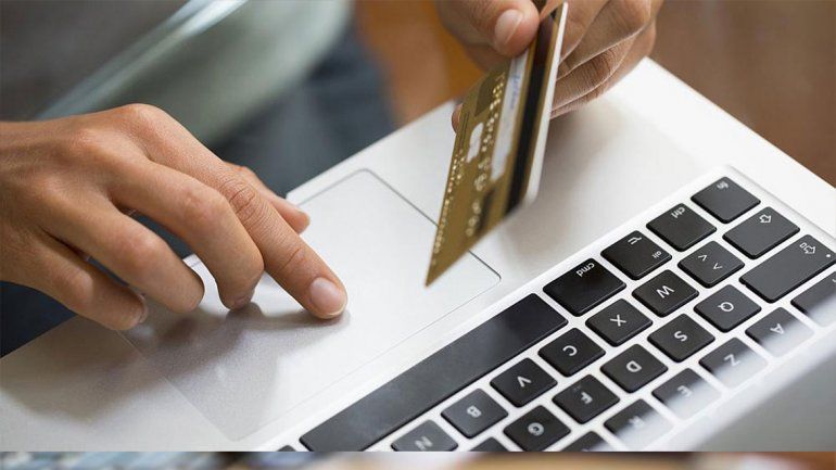 La mujer pagó la compra por internet