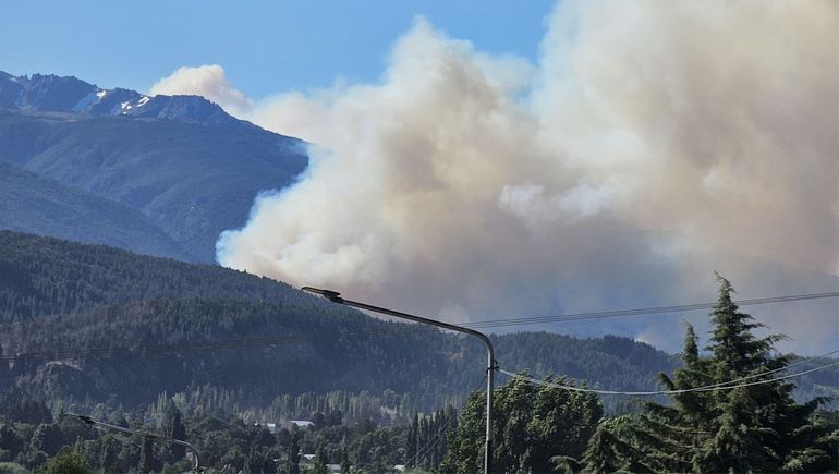 El Bolsón: bomberos combaten un incendio forestal en el sendero de acceso al Cajón del Azul