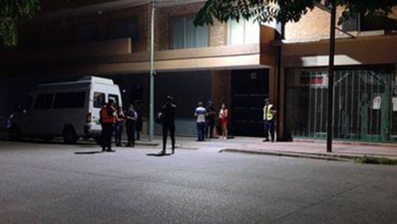 Una mujer cayó de la terraza de un edificio y permanece hospitalizada