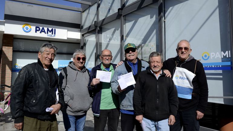 Jubilados cipoleños se autoconvocan cada miércoles para visibilizar reclamos del sector.