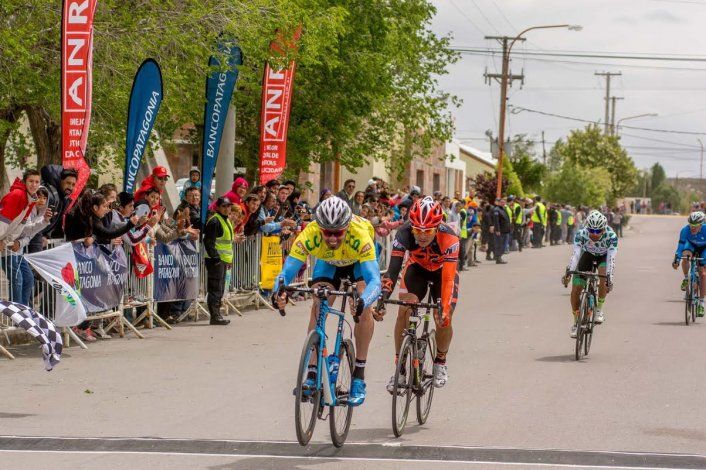 Cristian Clavero ganó la etapa en Los Menucos y sigue cómo líder de la Vuelta al Valle de ciclismo. 