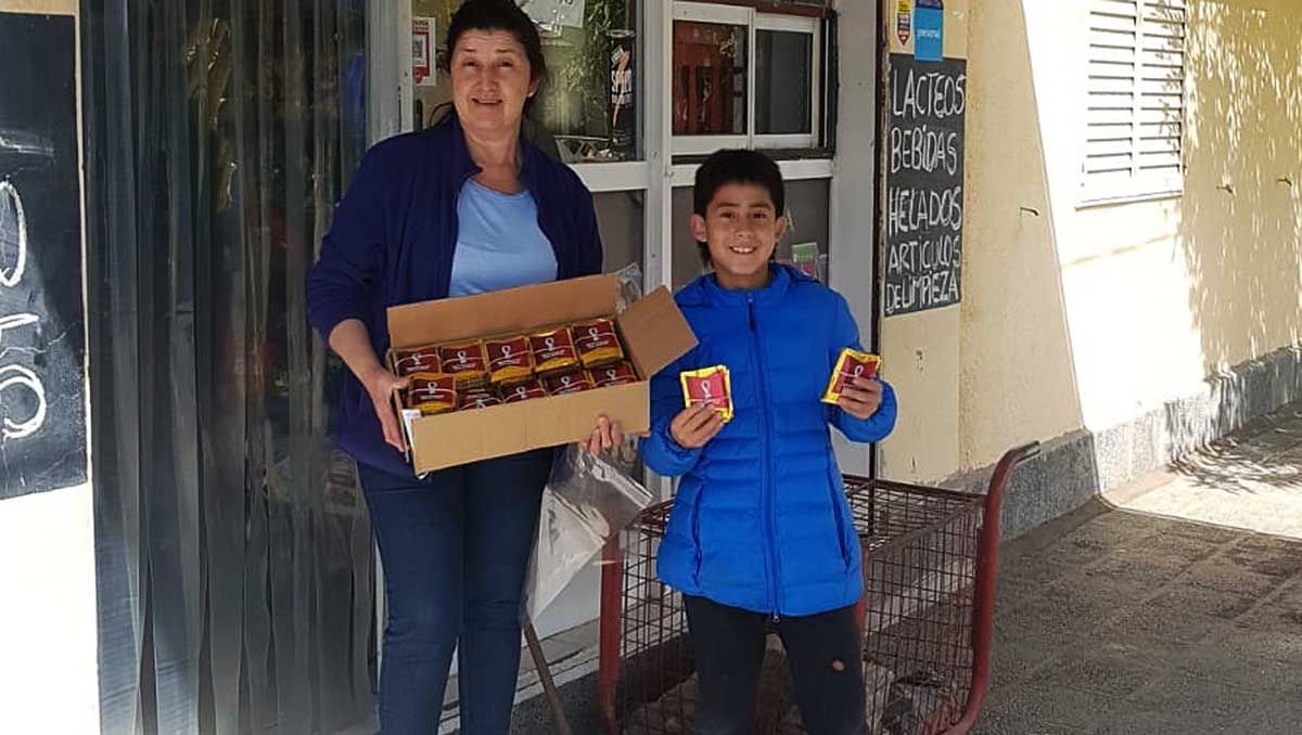 Llegaron 15 mil paquetes de figuritas del Mundial a la región
