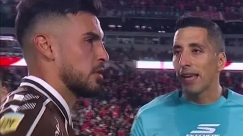 Falcón Pérez y el arquero de Platense