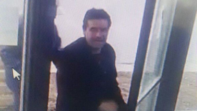 El delincuente quedó registrado en las cámaras de seguridad del local.