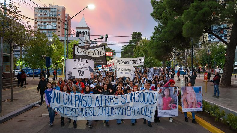 La marcha por el Día de la Memoria por la Verdad y la Justicia contó con la presencia de neuquinos de todas las edades.